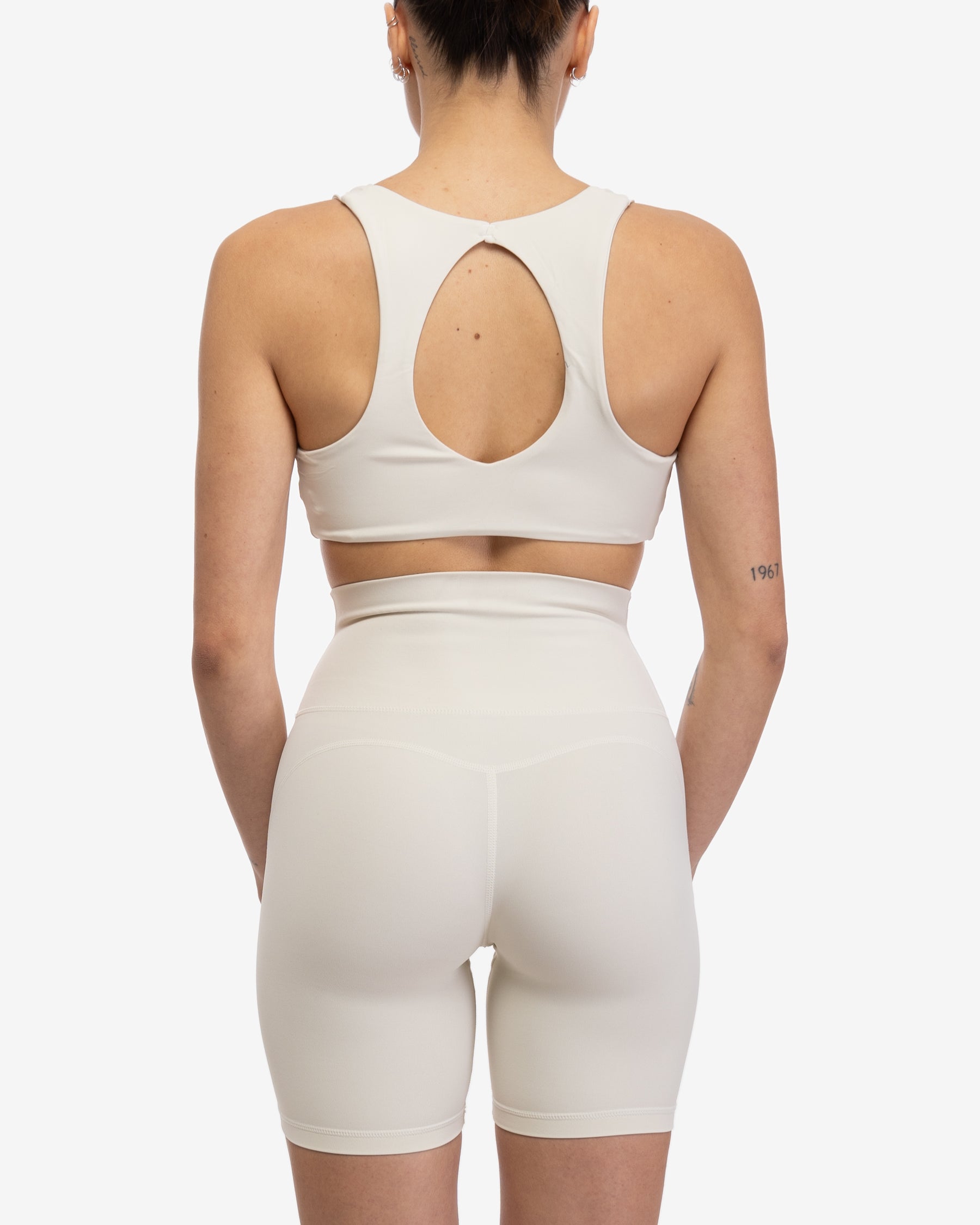 ESSENTIAL MID SHORTS